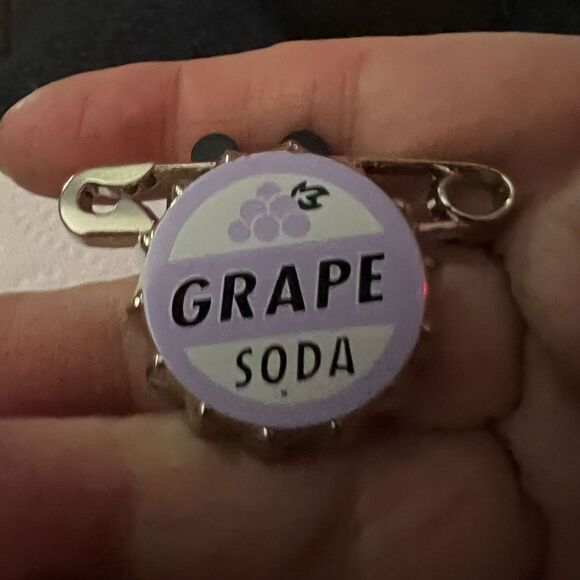 Disney 2010 Disney Parks Grape Soda Lid Disney - Pixar Up Pin - Ellie Badge - Picture 9 of 9